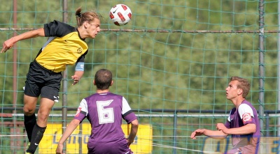 שחקן בית&qout;ר טוברוק עולה גבוה מול אוסטריה וינה (בעז גורן) שחקן בית&qout;ר טוברוק עולה גבוה מול אוסטריה וינה (בעז גורן)