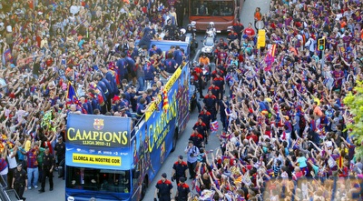 אלפי האוהדים ברחבי ספרד מברכים את שחקני ברצלונה (רויטרס) אלפי האוהדים ברחבי ספרד מברכים את שחקני ברצלונה (רויטרס)