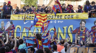 הכיתוב ´אלופים´ על האוטובוס (רויטרס) הכיתוב ´אלופים´ על האוטובוס (רויטרס)