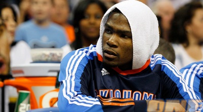 קווין דוראנט מתחבא על הספסל (GettyImages) קווין דוראנט מתחבא על הספסל (GettyImages)