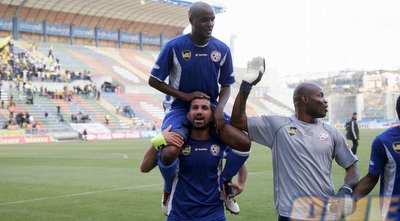 יניב אלול מניף על כתפיו את שי בירוק (יניב גונן) יניב אלול מניף על כתפיו את שי בירוק (יניב גונן)