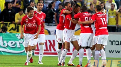 שחקני הפועל חוגגים יתרון (שי לוי) שחקני הפועל חוגגים יתרון (שי לוי)