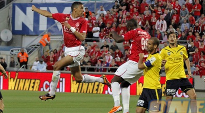 פרנסמן נוגח את שער היתרון (יוסי ציפקיס) פרנסמן נוגח את שער היתרון (יוסי ציפקיס)