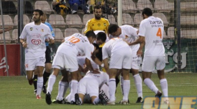 שחקני בני יהודה חוגגים אחרי השער הראשון (מור שאולי)