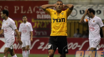 אחמד סבע עם הידיים על הראש. ספג צהוב אחרי קטטה שטותית (מור שאולי)