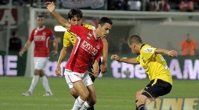 מושיקו לוגסי עוצר את ערן זהבי. מחמאות לקשר הצעיר (יוסי ציפקיס) מושיקו לוגסי עוצר את ערן זהבי. מחמאות לקשר הצעיר (יוסי ציפקיס)