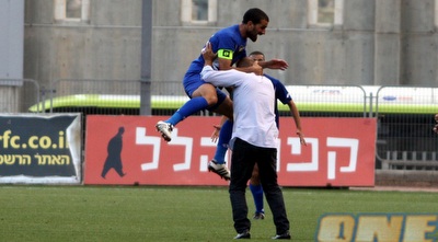 יניב אלול חוגג עם אלי מחפוד (יניב גונן) יניב אלול חוגג עם אלי מחפוד (יניב גונן)