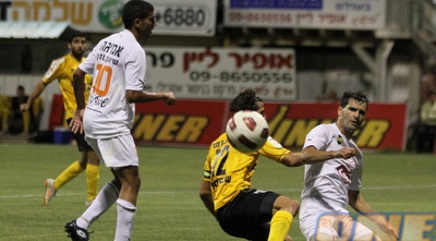 אוראל דגני ואביב חדד על הדשא (מור שאולי)