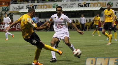 אחמד סבע בועט לשער מול כפיר אדרי (מור שאולי)