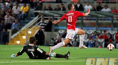 שטראובר מכשיל את בן שהר (שי לוי) שטראובר מכשיל את בן שהר (שי לוי)