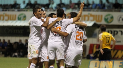 שחקני בני יהודה חוגגים משחק גדול בנתניה (מור שאולי)