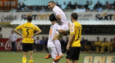 פיני בלילי ופדרו גלבאן מאושרים אחרי השער הרביעי (מור שאולי)