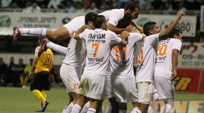 שחקני בני יהודה חוגגים משחק גדול בנתניה (מור שאולי)