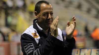 חזי מגן מוחא כפיים לשחקני בני יהודה (מור שאולי)