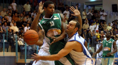 גור פורת נלחם עם סילבן לנדסברג (יניב גונן) גור פורת נלחם עם סילבן לנדסברג (יניב גונן)