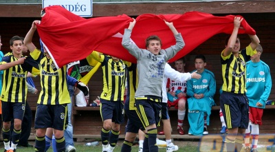 שחקני פנרבחצ´ה חוגגים עם דגל טורקיה (בעז גורן)