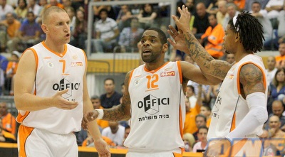 מיצ´ל, סוואן ונסטרנקו חוגגים קאמבק (משה חרמון) מיצ´ל, סוואן ונסטרנקו חוגגים קאמבק (משה חרמון)