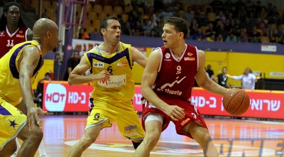 מורן רוט שומר על גל מקל (שי לוי) מורן רוט שומר על גל מקל (שי לוי)