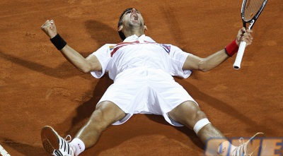 ג´וקוביץ´ שואג על החימר. ניצחון ענק (רויטרס)