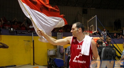 חגיגה של גלבוע. קוז´יקרו עם הדגל האדום-לבן (שי לוי) חגיגה של גלבוע. קוז´יקרו עם הדגל האדום-לבן (שי לוי)