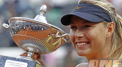 שראפובה עם הגביע. אלופת רומא (רויטרס)