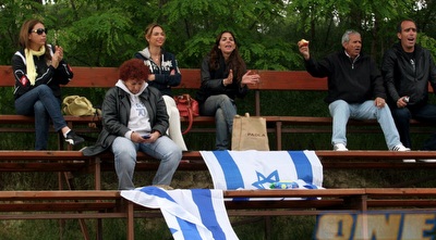 ההורים של השחקנים צופים בהם עם דגלי ישראל (בעז גורן)