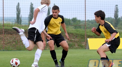 טום שלח ואיציק עסיס במהלך המשחק מול הפולנים (בעז גורן)