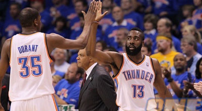 דוראנט והארדן חוגגים את הניצחון (GettyImages)