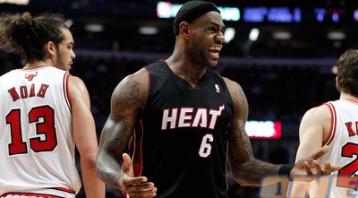 לברון ג´יימס לא מבין איך הוא נתקע על 15 נקודות (GettyImages)