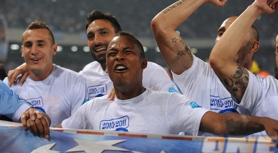 שחקני נאפולי חוגגים עליה לצ´מפיונס. בנוער הם רק מקום תשיעי.. (GettyImages)