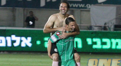 גוסטבו בוקולי סוחב את ניר דוידוביץ´ (עמית מצפה)