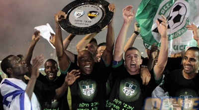 עידן ורד והחברים עם צלחת האליפות. &qout;הגעתי למועדון ענק&qout; (יוסי ציפקיס)