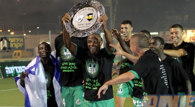 פיטר מסיללה עם הצלחת (יוסי ציפקיס)