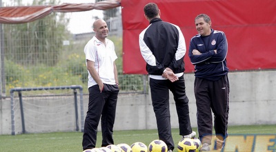 אלי גוטמן, יוסי אבוקסיס, אסי דומב. עוזר המאמן כבר היה באוסטריה (יוסי ציפקיס)