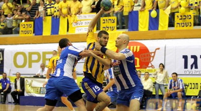 אריאל רוזנטל מתקשה מול אלכס בזברחני (שי לוי) אריאל רוזנטל מתקשה מול אלכס בזברחני (שי לוי)
