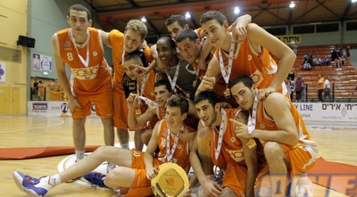 שחקני ראשל&qout;צ חוגגים (יוסי ציפקיס)