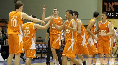 שחקני ראשל&qout;צ חוגגים (יוסי ציפקיס)