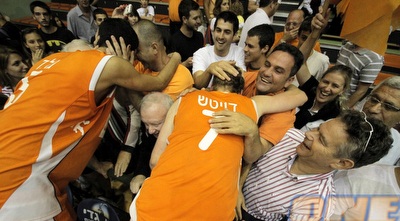 שחקני ראשל&qout;צ חוגגים (יוסי ציפקיס)