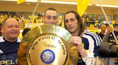 יואב נאמן וחן בירנבאום עם הצלחת. &qout; (שי לוי) יואב נאמן וחן בירנבאום עם הצלחת. &qout; (שי לוי)