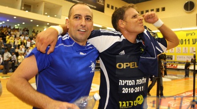 גלעד מאור ועופר לוזון חוגגים אליפות דרמטית (שי לוי) גלעד מאור ועופר לוזון חוגגים אליפות דרמטית (שי לוי)