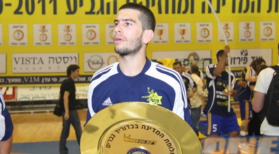 אריאל רוזנטל עם הצלחת. &qout;התיקו הכי מתוק בקריירה שלי&qout; (שי לוי) אריאל רוזנטל עם הצלחת. &qout;התיקו הכי מתוק בקריירה שלי&qout; (שי לוי)