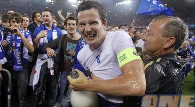 הקפטן טוסזר משפריץ שמפניה (רויטרס)