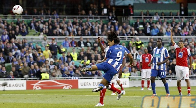 הכדור של רדמל פלקאו בדרך לשער (רויטרס)