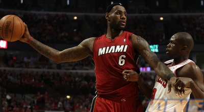 לברון מול דנג. 29 נקודות לכוכב מיאמי, הבריטי נבלם על 13 (GettyImages) לברון מול דנג. 29 נקודות לכוכב מיאמי, הבריטי נבלם על 13 (GettyImages)
