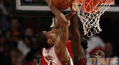 כמה דקות לאחר מכן הגיע התור של לברון לחסום את רוז (GettyImages) כמה דקות לאחר מכן הגיע התור של לברון לחסום את רוז (GettyImages)