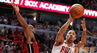 רוז מתעופף, ווייד כבר מכין את הבלוק. רק 21 נקודות לכוכב הבולס (GettyImages) רוז מתעופף, ווייד כבר מכין את הבלוק. רק 21 נקודות לכוכב הבולס (GettyImages)