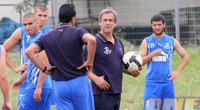 גילי לנדאו מתדרך את שחקניו (משה חרמון)