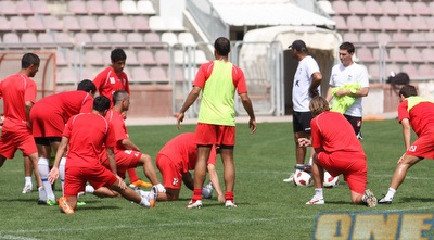 שלומי דורה מתדרך את שחקני סכנין (עמית מצפה) שלומי דורה מתדרך את שחקני סכנין (עמית מצפה)