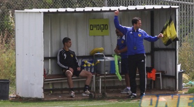 רוני לוי עם עמית בן שושן. המאמן הכין את השחקנים לעונה הבאה (גיא בן זיו) רוני לוי עם עמית בן שושן. המאמן הכין את השחקנים לעונה הבאה (גיא בן זיו)