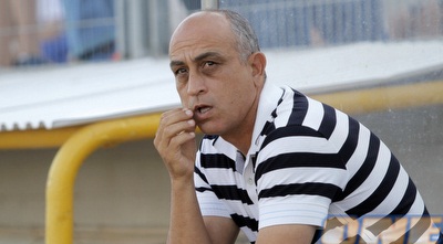 משה סיני. ביקש 24 שעות לחשוב על ההצעה של טביב (יוסי ציפקיס) משה סיני. ביקש 24 שעות לחשוב על ההצעה של טביב (יוסי ציפקיס)